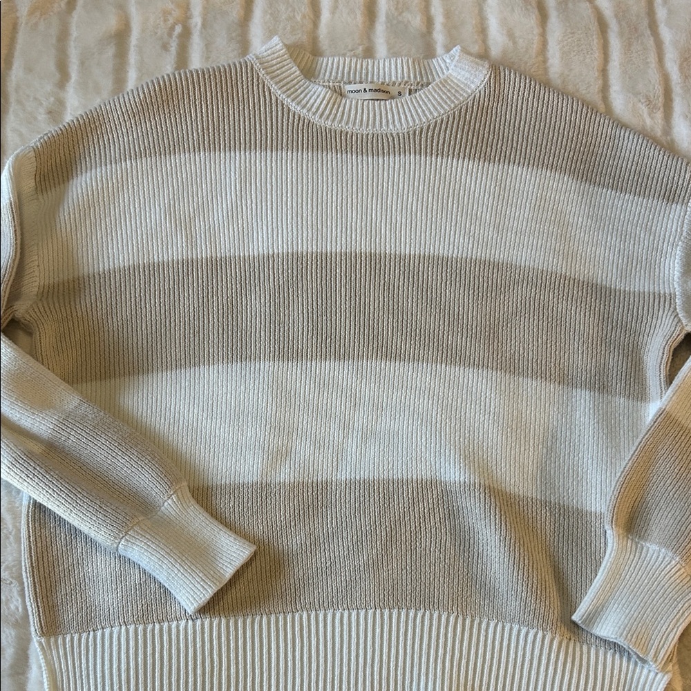 Moon & Madison Beige and White Women's Crew Oversized Sweater Size Small